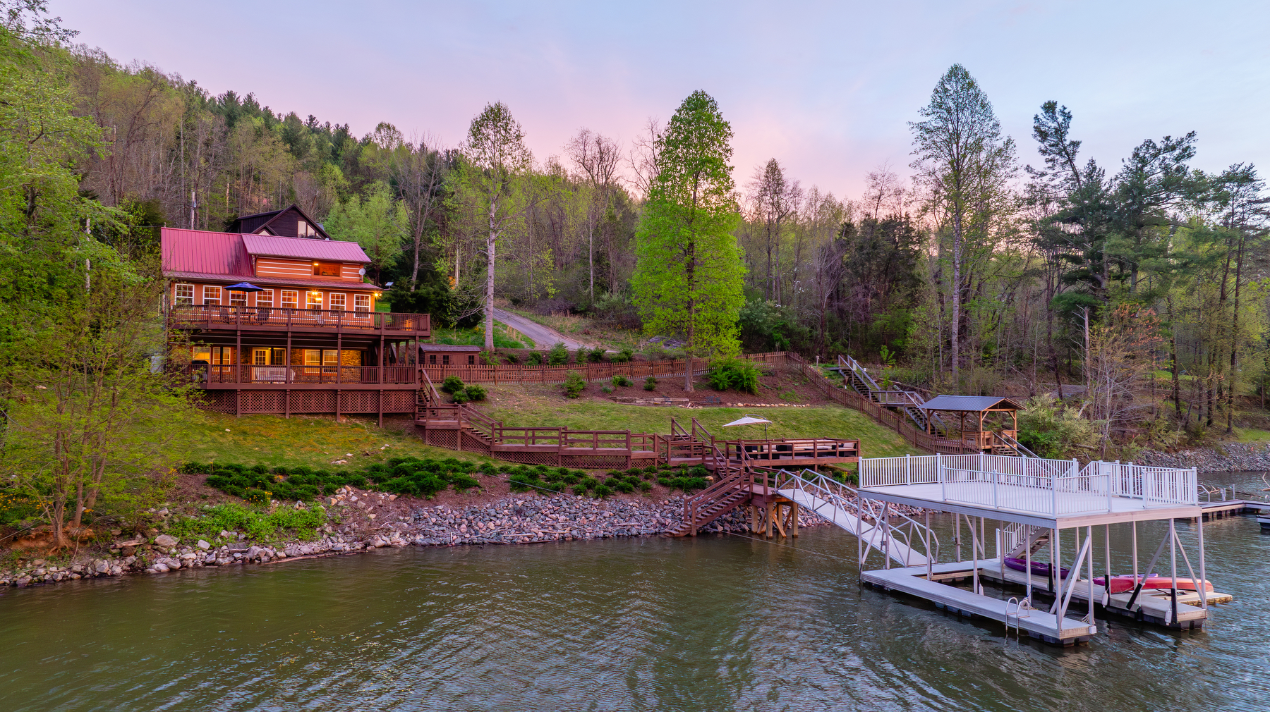 Lakefront homes on Watauga Lake