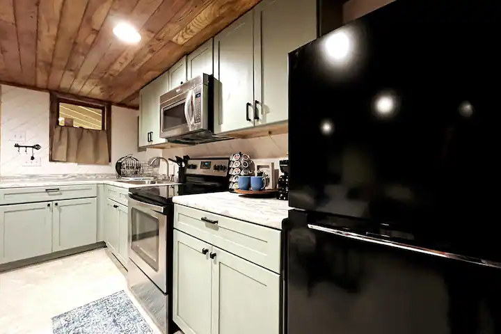 Ms Dixie’s Lakefront Cabin