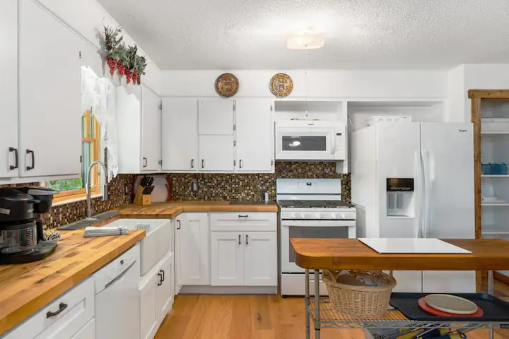 Private Lakefront Retreat