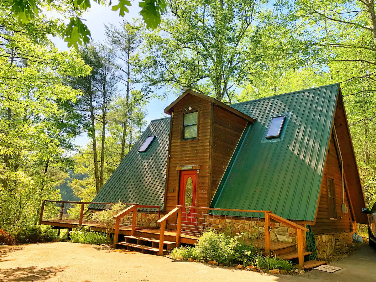Secluded lakefront chalet
